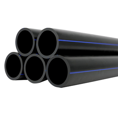Các đường ống nước HDPE màu đen và xanh để phân phối nước