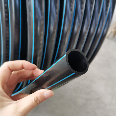 Các đường ống nước HDPE màu đen và xanh để phân phối nước